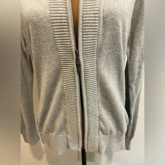 Cutter and buck size small grey cardigan with 2 way zipper - Picture 7 of 8